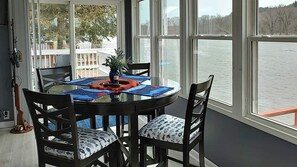 Seats 4 off kitchen  360° views 