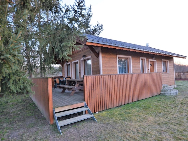 Stugans exteriör [sommar]