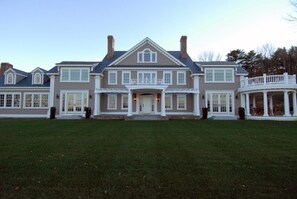 View from the front yard (waterside).