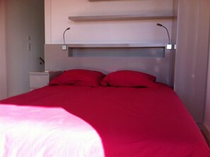 Schlafzimmer mit 160cm-Bett