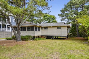 Exterior,Front Yard,