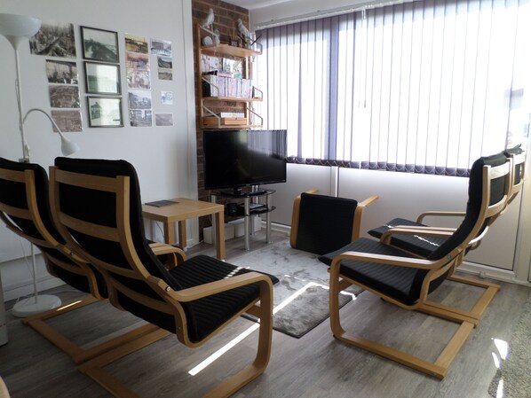 Lounge with 4 individual armchairs