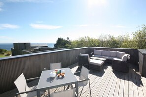 Relax & unwind with beautiful sea views