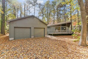 ,2-Car Garage,