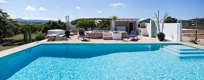 CHARMING IBIZA STYLE VILLA WITH BIG PRIVATE POOL, BBQ AREA, AIR COND. AND WIFI 