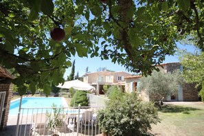 Vue générale piscine et jardin