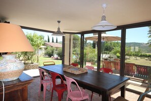 Salle à manger de la cuisine avec sa veranda