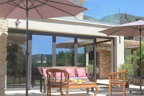 L'une des terrasses du Mas de Lilou en Luberon