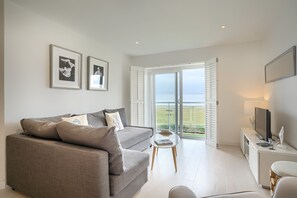 Our stunning living area over looking the beach and 🌊 sea 