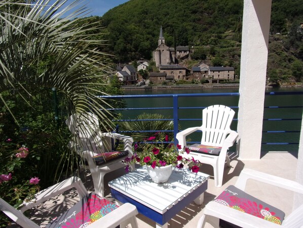 La terrasse  sa vue sur le Tarn et le village de Lincou
