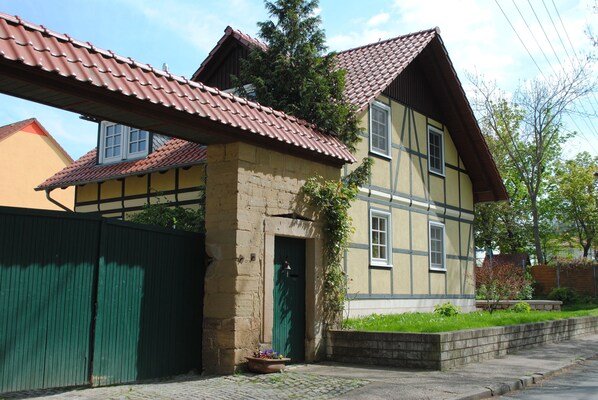 Unser Fachwerkhaus. Die Ferienwohnung befindet sich in der angrenzenden Scheune