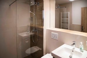 Badezimmer mit Fußbodenheizung und Handtuchwärmer