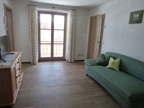 gemütlicher Wohnraum mit Flachbild-TV