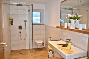 Ferienwohnung Lindenblatt 45 qm, separates Schlafzimmer und Süd-West-Balkon-Badezimmer Dusche/WC