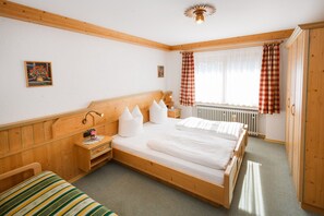 Ferienwohnung Rauschberg 67qm, Balkon, Kochnische, 2 Schlafzimmer, 1 Wohnzimmer-Schlafzimmer 1