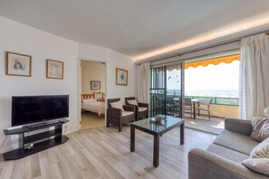 Comfortable and spacious living room with access to the terrace with sea and pool views.