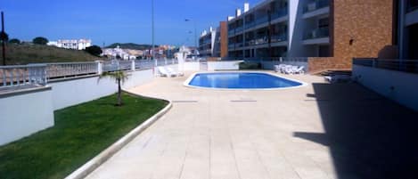 Well maintained communal pool