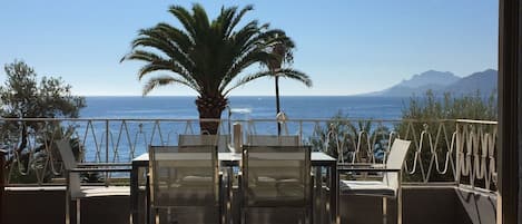 petit dejeuner sur la terrasse , la mer aux pieds 



