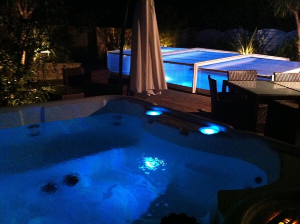 Outdoor spa tub