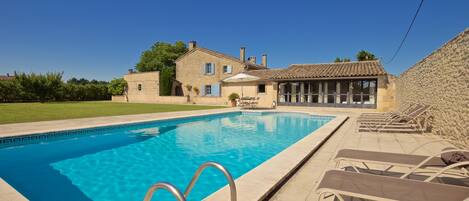 vue générale 
jardin et chambre 5 en fond de piscine.
