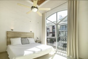 Master Bedroom, King bed and high ceilings
