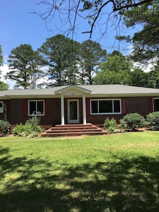 Susie's Guest House-- 3 bedroom, 1 1/2 bath in the heart of Taylorsville, GA