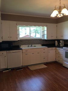 Susie's Guest House-- 3 bedroom, 1 1/2 bath in the heart of Taylorsville, GA