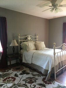 Susie's Guest House-- 3 bedroom, 1 1/2 bath in the heart of Taylorsville, GA