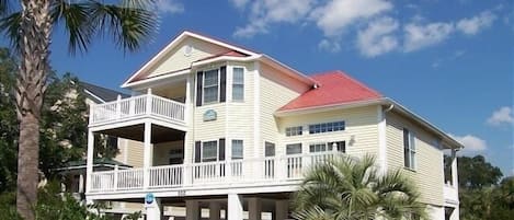 Relax on the Front deck while listening to the waves crashing.