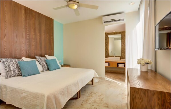 307N - Central, Balcony, Roof Pool, Security, Garage, Clean (127)