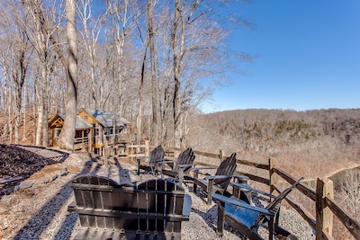 2 Lux Cabins and Treehouse on 50 acres Stunning Lake Views, Fire Pit and Hot Tub