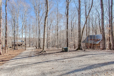 2 Lux Cabins and Treehouse on 50 acres Stunning Lake Views, Fire Pit and Hot Tub