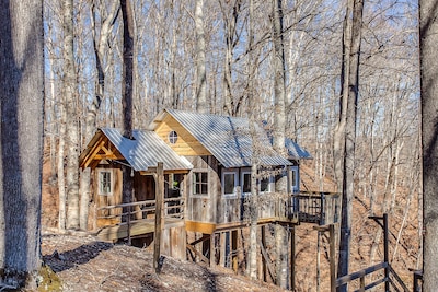 2 Lux Cabins and Treehouse on 50 acres Stunning Lake Views, Fire Pit and Hot Tub