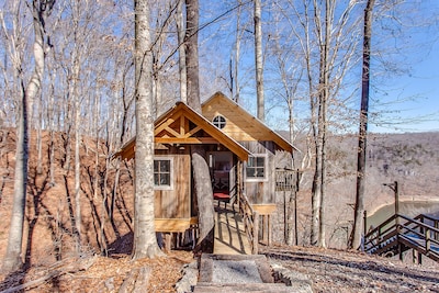 2 Lux Cabins and Treehouse on 50 acres Stunning Lake Views, Fire Pit and Hot Tub