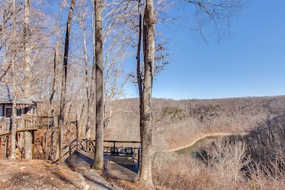 2 Lux Cabins and Treehouse on 50 acres Stunning Lake Views, Fire Pit and Hot Tub