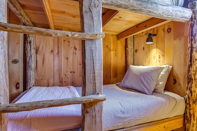 2 Lux Cabins and Treehouse on 50 acres Stunning Lake Views, Fire Pit and Hot Tub