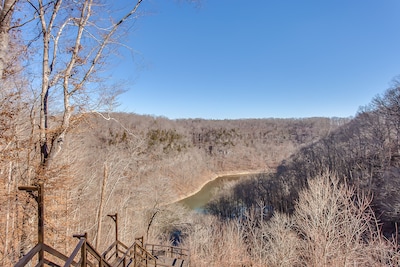 2 Lux Cabins and Treehouse on 50 acres Stunning Lake Views, Fire Pit and Hot Tub