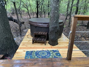 Enjoy a Romantic Evening In The Woods Under The Stars In This Hot Tub!