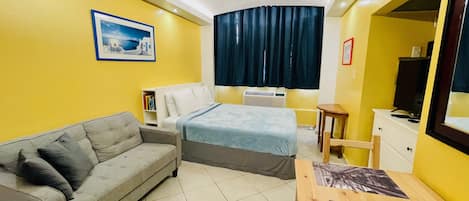 Studio: queen size bed, sitting/dining for 2, Air conditioned, Smart TV, WIFI