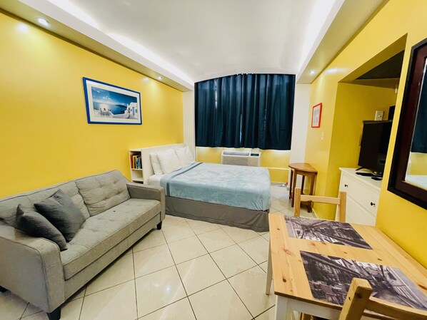 Studio: queen size bed, sitting/dining for 2, Air conditioned, Smart TV, WIFI