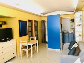 Studio: sitting/dining for 2, closet, full bath, full kitchen Smart TV, WIFI