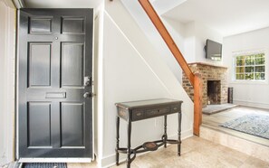 Enter into your bright and sunny apartment from the lane!