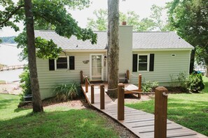 Driveup entryway to cabin.