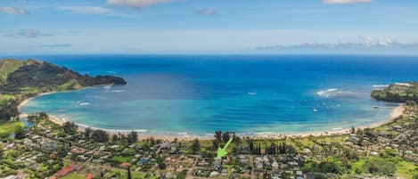 HANALEI BAY - House is walking distance to Pine Trees beach and a 5 min stroll to town, 4 bikes included.