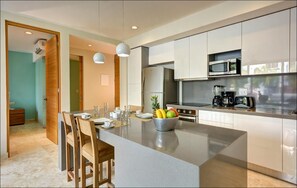 106N - Modern 1 BR, central, roof pool, garage, secure (19)