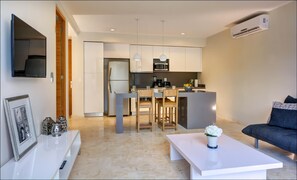 106N - Modern 1 BR, central, roof pool, garage, secure (23)