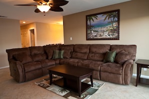 Lazy Boy Luxury - Table Lifts For Eating With A View Of The Lake + 2 Recliners.