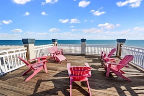 USA 2 - Rooftop deck with expansive view
