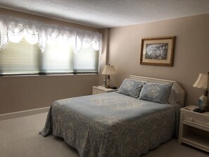 Comfortable Elegant Queen’s Room with own bathroom ensuite. 
Large 50’ LCD TV 


