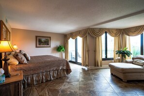 ELEGANT KING MASTER 2 baths ensuite with lounger -walkout 200 steps Bed to Beach
